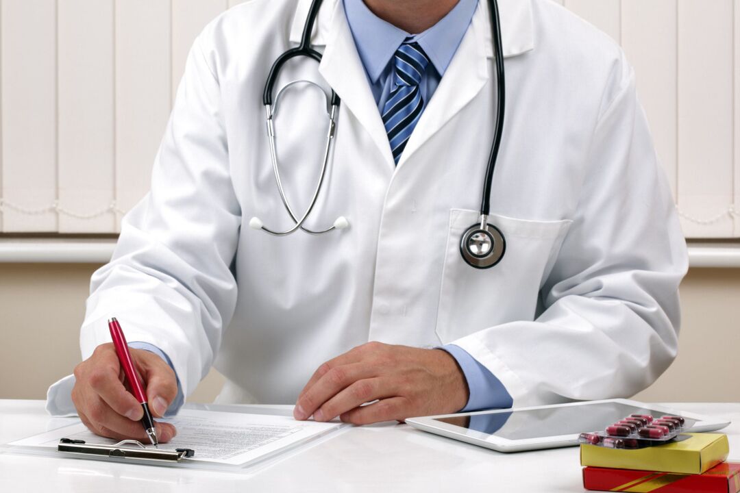 le médecin prescrit un traitement contre les vers